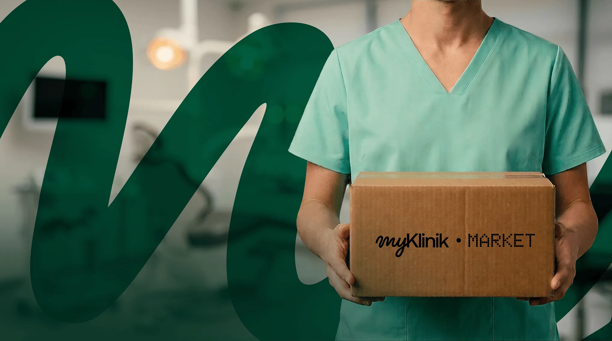 MyKlinik Market kutusunu taşıyan klinik çalışanı